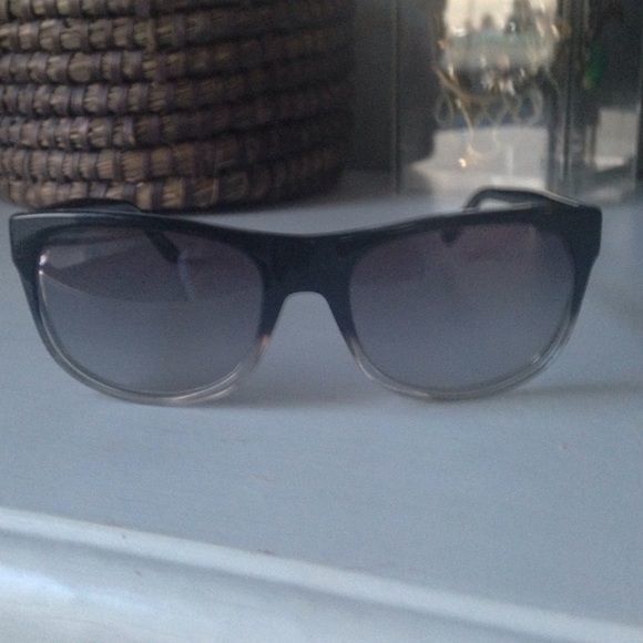 Prada - Picture 3 of 4